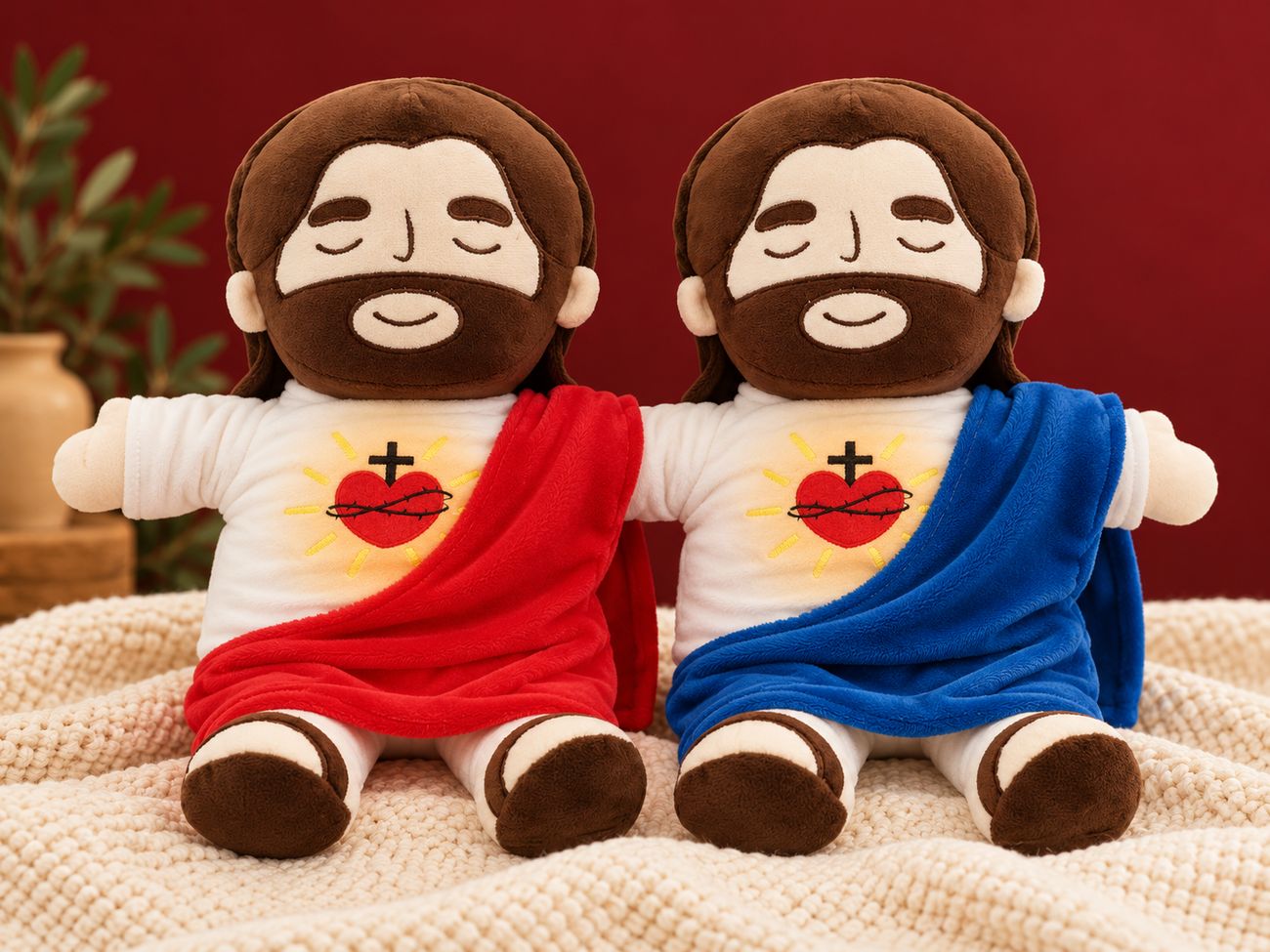 Duas pelúcias de Jesus — vermelha e azul